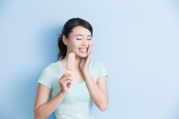 An image shows a girl having sensitive teeth